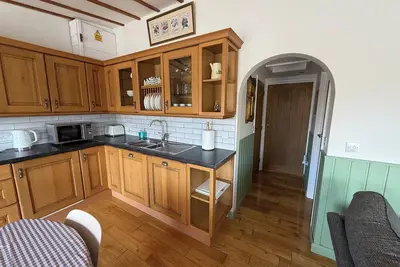 Image de Riverside 2 bedroom lodge. Fishing straight off the decking.