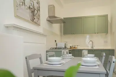3-Bedroom Modern apartment in  Edinburgh city centre with WiFi & Tv