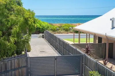 Image de Beach Front House *Free Netflix & Wifi*