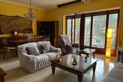 Image de Bright apartment overlooking a characteristic square