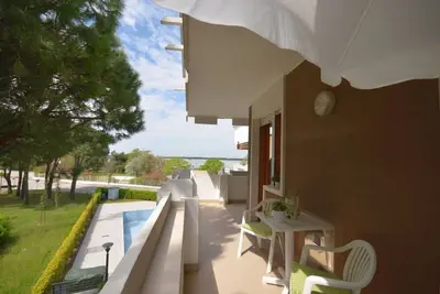 Image de Maison de vacances lumineuse et moderne avec piscine partagée