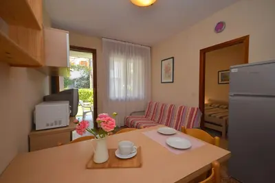 Image de Appartement confortable de deux pièces avec jardin et piscine par Beahost Rentals