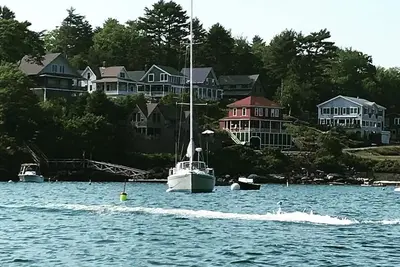 Image de Ocean views, private beach, garden patio, red clay tennis, dock access, WiFi