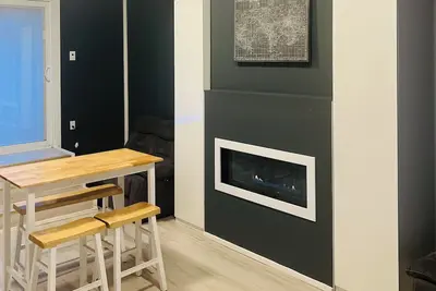 Image de 5 minutes walk to the Hamilton Airport! Spacious & Fully Private Basement Apt.