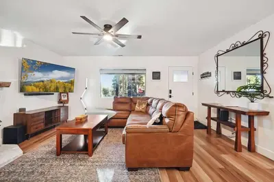 Image de Flagstaff Eagle’s Nest Cabin • Hot Tub & Fire Pit