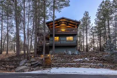 Image de Arcade Cabin with Forest Views & Hot Tub