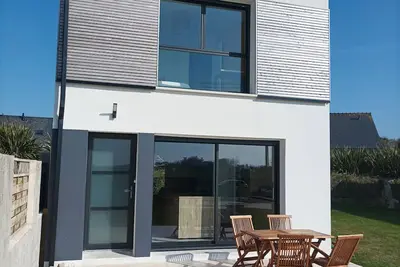 Image de Maison récente face aux dunes et plage de la Grève blanche, au pied du Gr34.