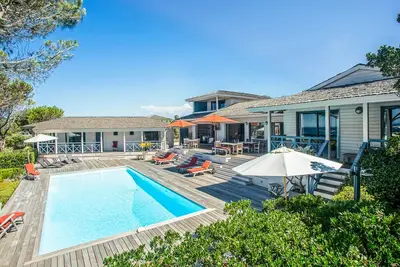 Image de maison traditionnelle avec piscine proche de la plage