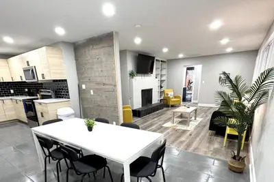 Image de Spacious Modern Home near Furniture Market