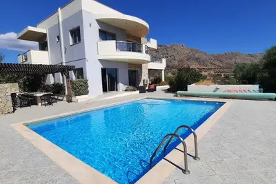 Villa  5 chambres avec piscine chauffée vue mer montagne à 5 minutes du centre