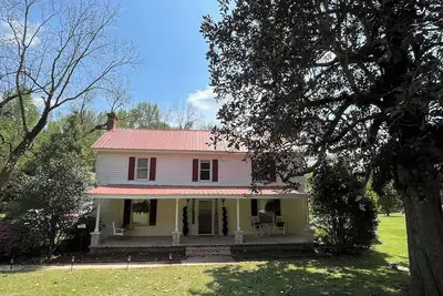 Image de 14 Miles from Athens- 1890s Private Farmhouse Retreat on 15 Acres w/ Barn & Pond