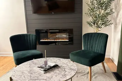 Image de Charming Edgewater Townhome | Steps to Lake Michigan & Cta | Backyard + Fire Pit