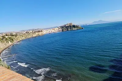 Image de On the Chiaia Beach in Procida the intriguing \"Whisper of the Mimant. \"