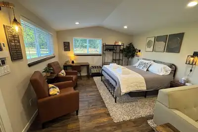 Image de Your North Bend Escape- A Cottage with a view- the majesty of Mt. Si