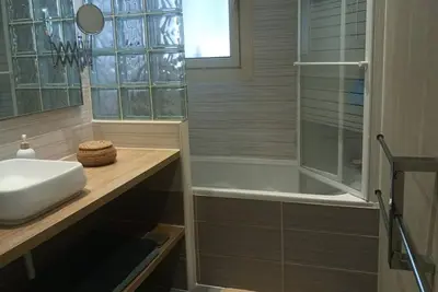 Image de T2/70m2/4 personnes proche Centre ville (700m), quartier calme à 2Km de la mer.