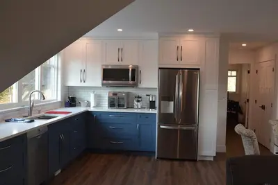 Image de A Suite Above! Enjoy privacy, great views, private deck, hot tub & nearby beach!