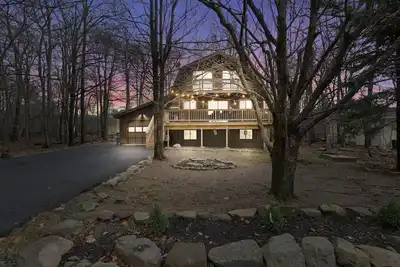 Image de Spacious Pocono Retreat with Hot tub, Fire Pit, Game rooms, and 2 family rooms
