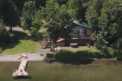 Image de Amazing lakeside cottage, stunning view & Sunsets!