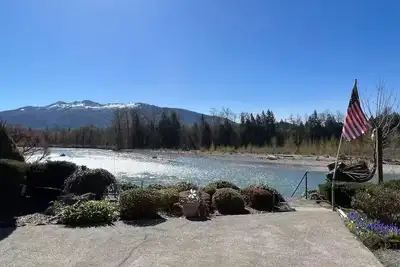 Image de 1 Bedroom Retro Riverside Home with view!