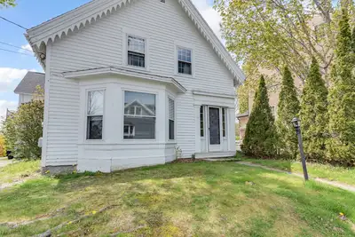 Image de Walk to harbor & Main St shops/restaurants. Front unit of Castine village house.