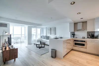 Image de 2br Downtown Gem With Workspace and Cn Tower Views