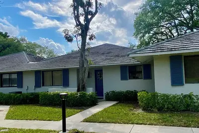 Image de “Charming 2-bedroom villa surrounded by stunning golf courses in Pga National.