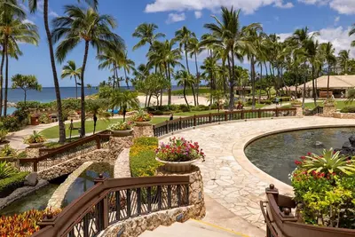 Image de 𝐅𝐢𝐧𝐝𝐢𝐧𝐠 𝐌𝐞𝐢𝐥𝐢’𝐬 Gorgeous KoOlina Beachfront Resort + Amenities. 2br