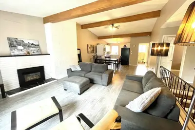 Image de Pet-Friendly 3-Bdr Upper Suite near White Rock – Spacious & Modern!