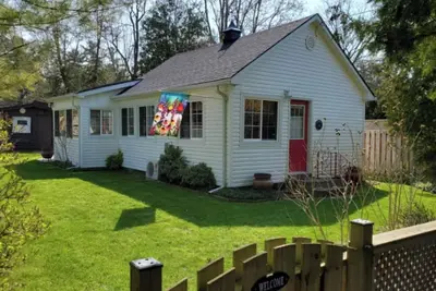 Image de Cozy, rustic cottage minutes to a private beach