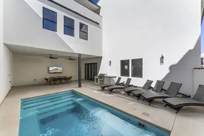 Image de Zion's Sunset is Brand New! ! ! Beautiful courtyard, fun game room, roof top deck