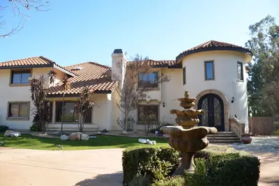 Image de 6 Bed 8 Bath estate in Claremont with fitness room, basketball, tennis