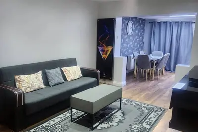 Image de K Suites - Spacious 4 Bedroom w\/ Parking and WiFi