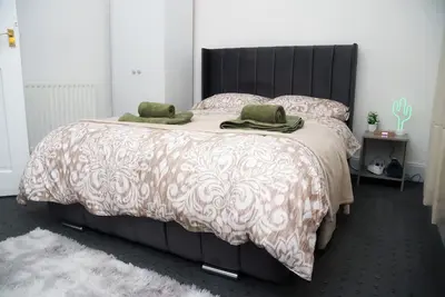 Image de Cosy and get away and stress free stay with us, 5-10 mins away from city centre!