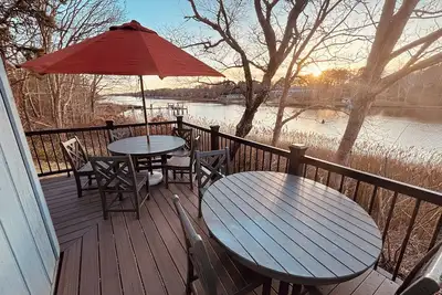 Image de Tranquil Stunning Waterfront Retreat on Cape Cod dock perfect Family Getaways