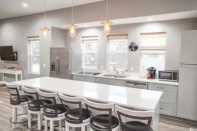 African Loft: Modern Bright Spacious 2 Bedroom Escape with Sleeper Sofa