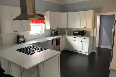 Image de Luxurious East End Bungalow - 5 Min from Dt!