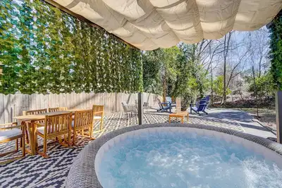 Image de Hot Tub + Big Yard • Minutes from Uptown!