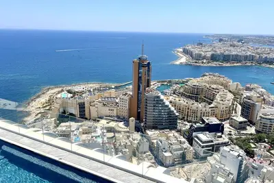 Image de Luxury Little Gem in Mercury Tower w/Rooftop Pool by ArcoCollection