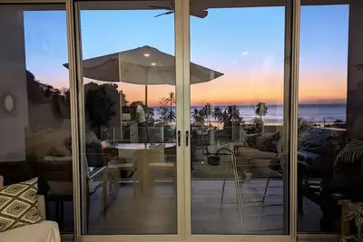 Image de Beachfront Condo\nStunning Views