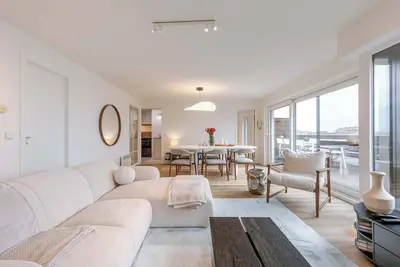 Image de Penthouse on the dike bathed in sunlight