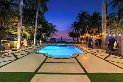 Image de Ocean Villa | BeachFront Paradise by Glam Homes