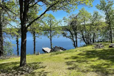 Image de Lakefront drive up cottage, private dock and hot-tub room