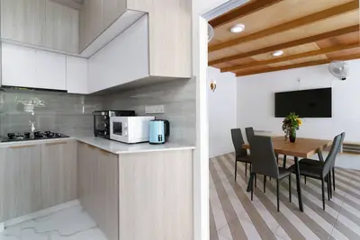 Image de charming 2-room apartment offers the perfect retreat for families and friends.