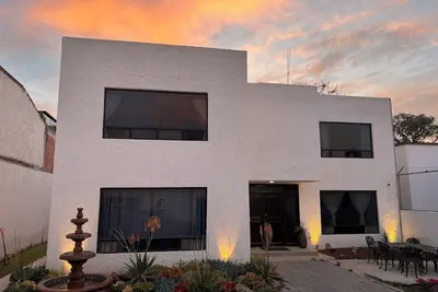 Image de Spacious 6-bedroom house in exclusive Jurica Campestre with high-speed internet