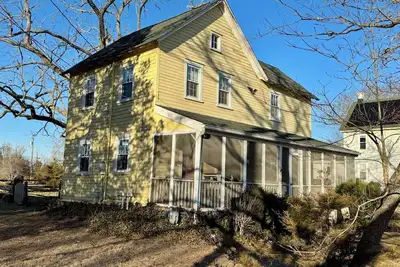 Image de Charming 3-bedroom house with fields, river views, near beaches & dog ready.