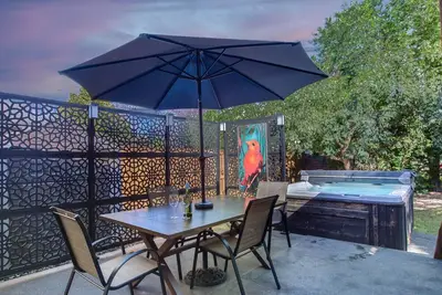 Image de Modern Eclectic Home~Walk to Wem~AirCon~Yard~Hot Tub