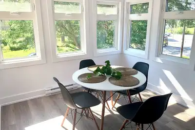 Luxury Modern Apartment in Downtown Century Home - 2 Bedroom, Free parking x 4