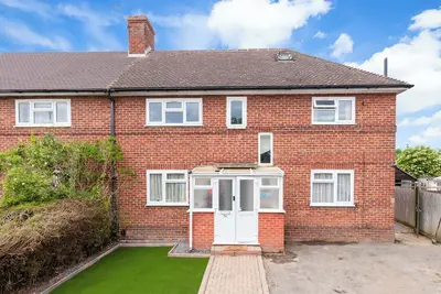 Image de Modern 4 bedroom family home with driveway parking