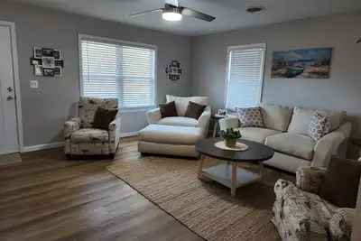 Image de Bungalow by the Bay. Minutes to De Turf Fields. 30 minutes to resort beaches.
