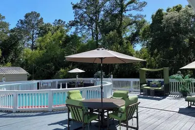 Image de Spacious Poolside Retreat - Close to Area Beaches